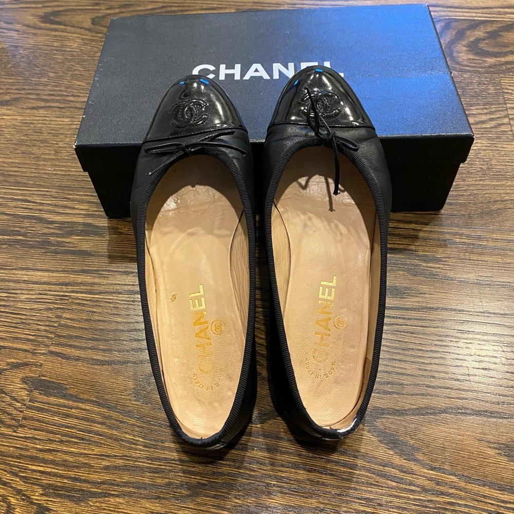 Auth Chanel CC Lambskin leather flats